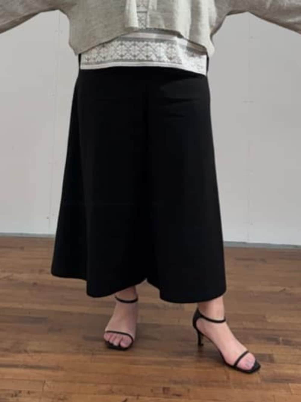 ブラック系のボストンバッグ、ホワイト系のシャツ/ブラウス、グレー系のカーディガン/ボレロを着用したレディースの春コーディネートの9枚目の写真