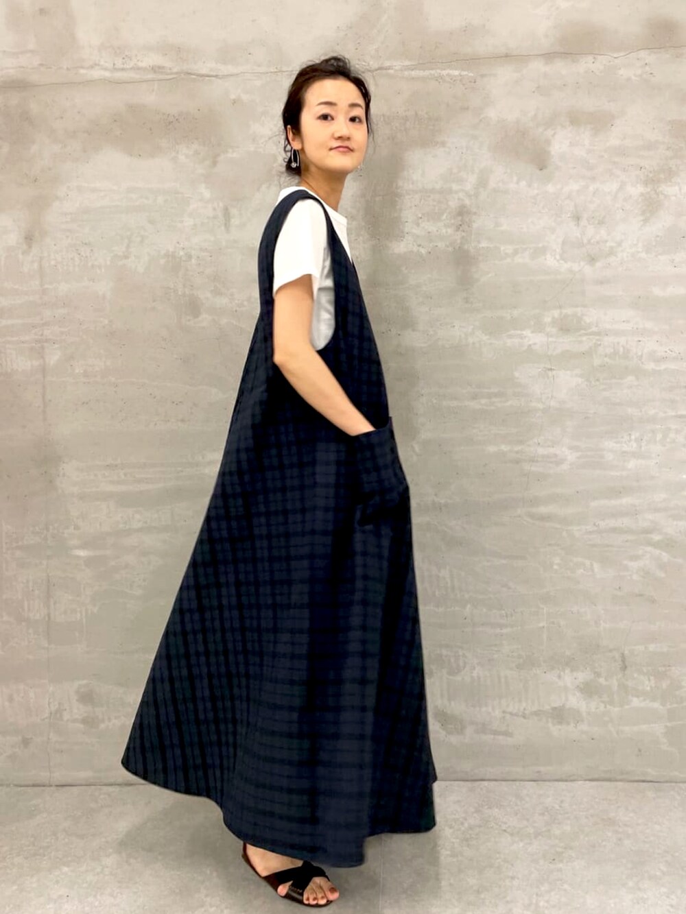 ブルー系のワンピース、ブラック系のサンダルを着用したレディースの春コーディネートの2枚目の写真