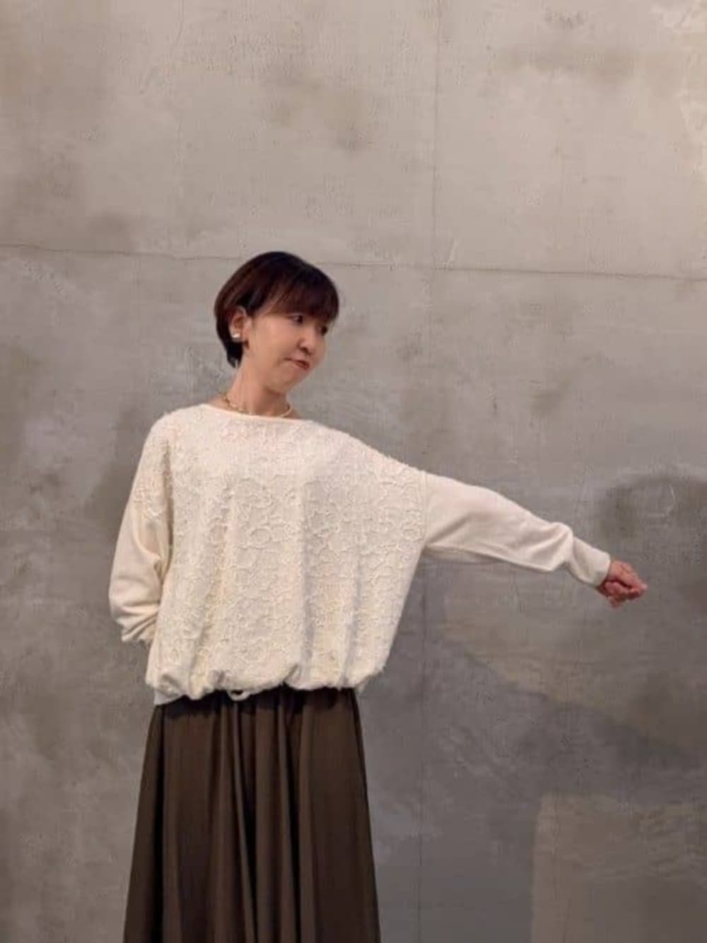 グリーン系のその他パンツ、ホワイト系のニット/セーターを着用したレディースの秋コーディネートの6枚目の写真