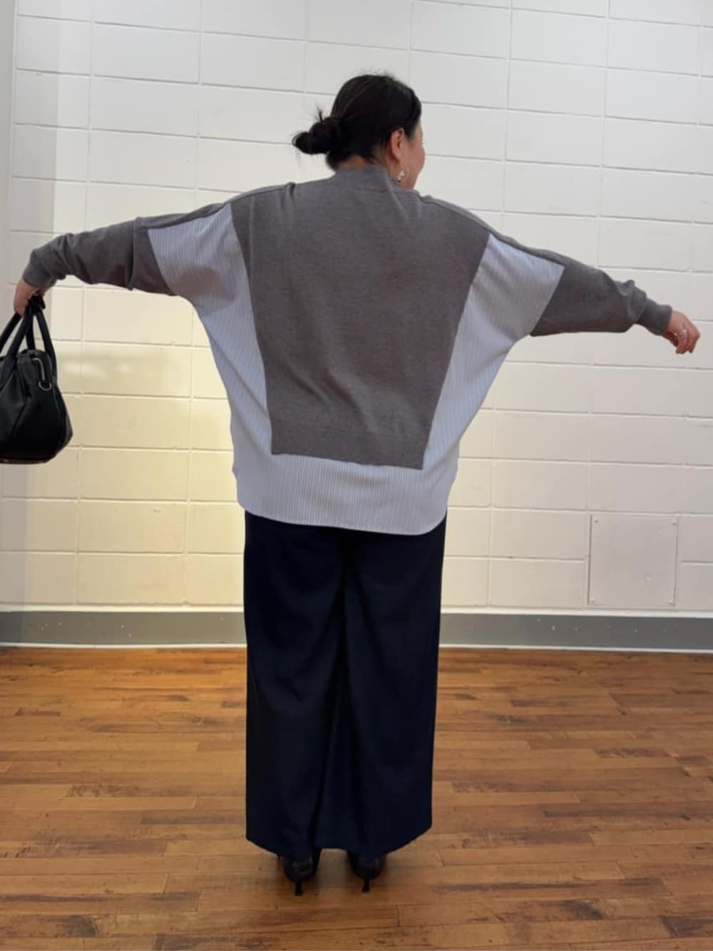 グレー系のニット/セーターを着用したレディースの秋コーディネートの7枚目の写真