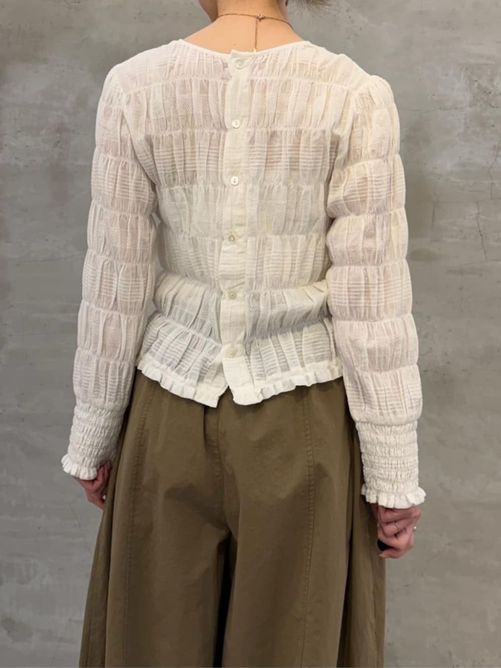 ホワイト系のトートバッグ、イエロー系のその他パンツ、ホワイト系のシャツ/ブラウスを着用したレディースの春コーディネートの6枚目の写真