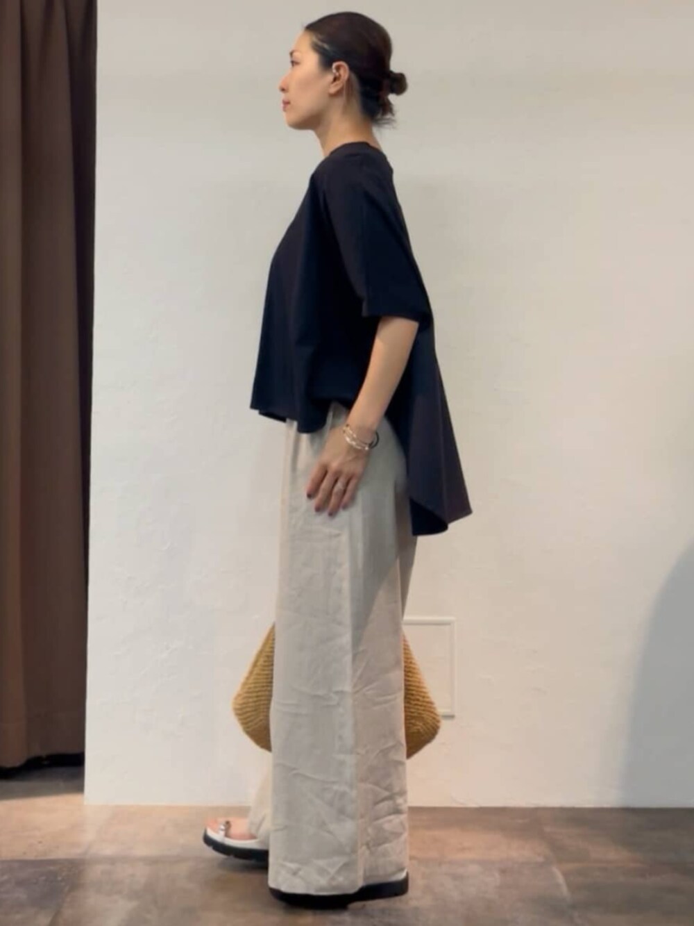 グレー系のその他パンツ、ブラック系のTシャツ/カットソーを着用したレディースの夏コーディネートの5枚目の写真