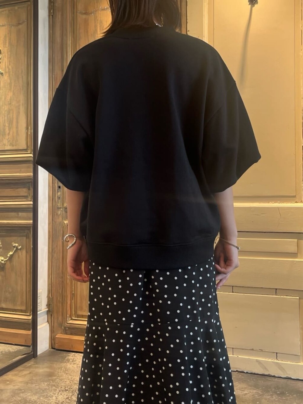 ブラック系のTシャツ/カットソー、ブラック系のスカートを着用したレディースの冬コーディネートの6枚目の写真