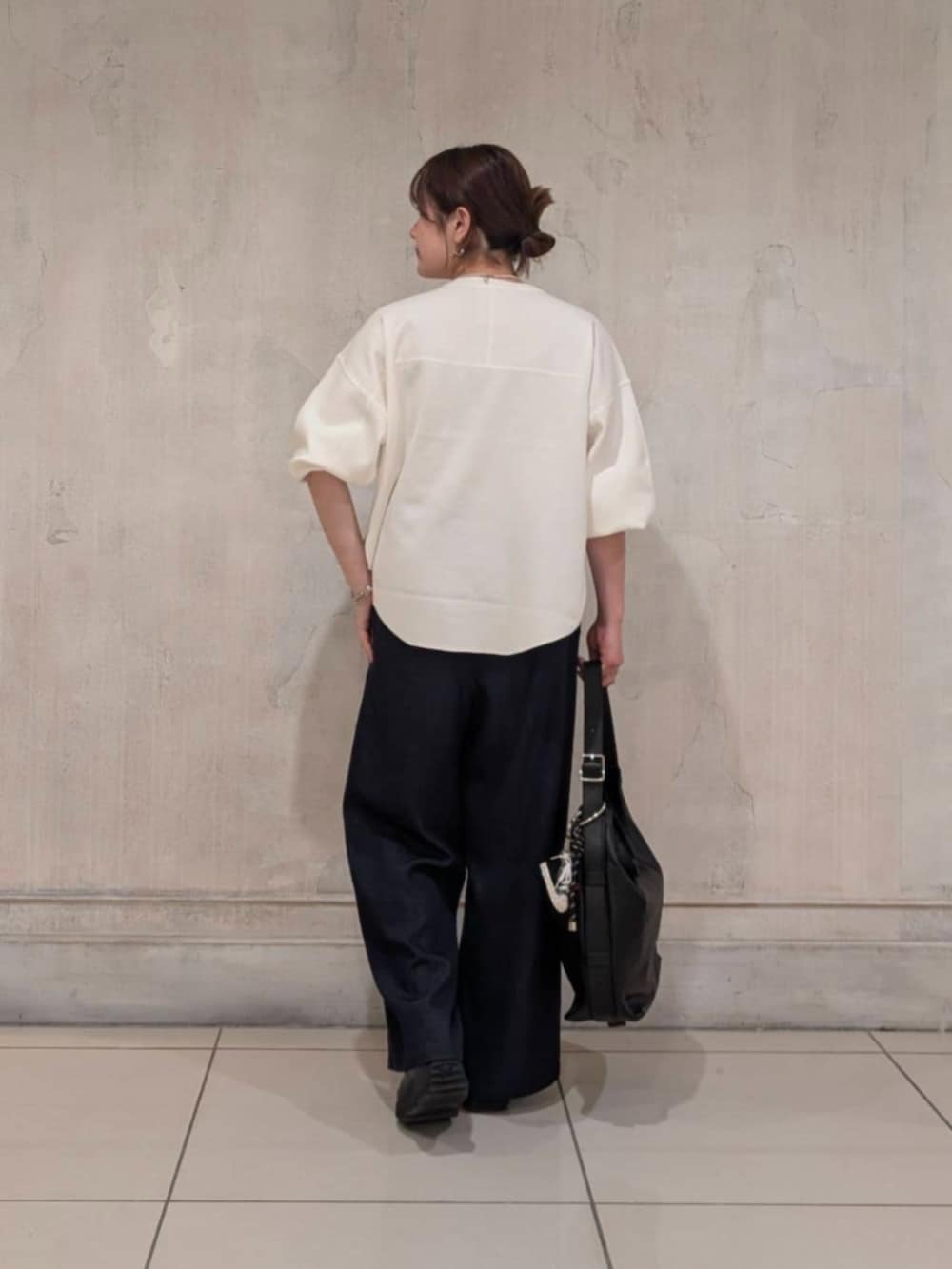 ブルー系のその他パンツ、ブラック系のショルダーバッグ、ホワイト系のTシャツ/カットソーを着用したレディースの春コーディネートの7枚目の写真