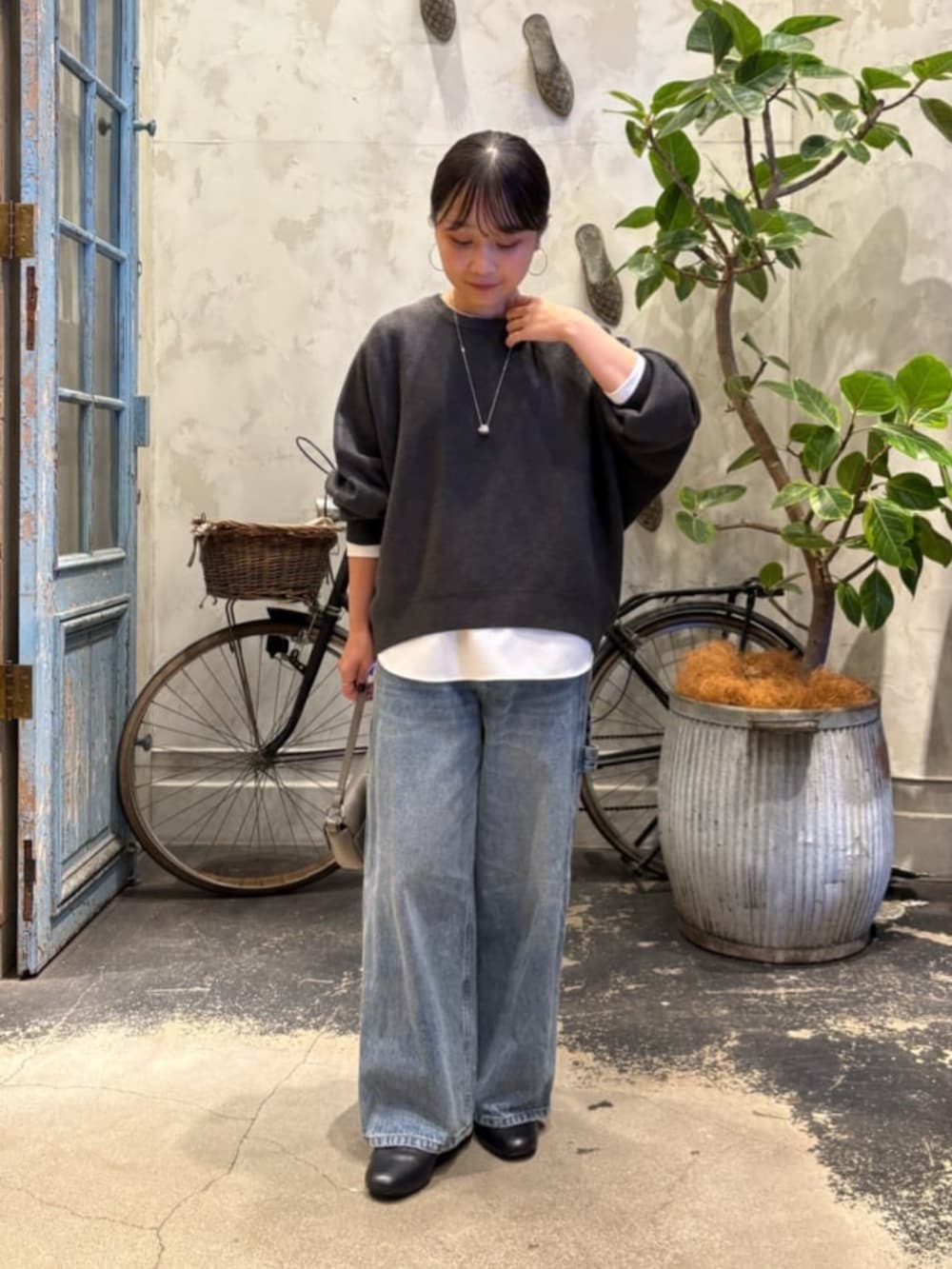 ホワイト系のシャツ/ブラウス、ブルー系のデニムパンツ、シルバー系のトートバッグを着用したレディースの夏コーディネートの7枚目の写真