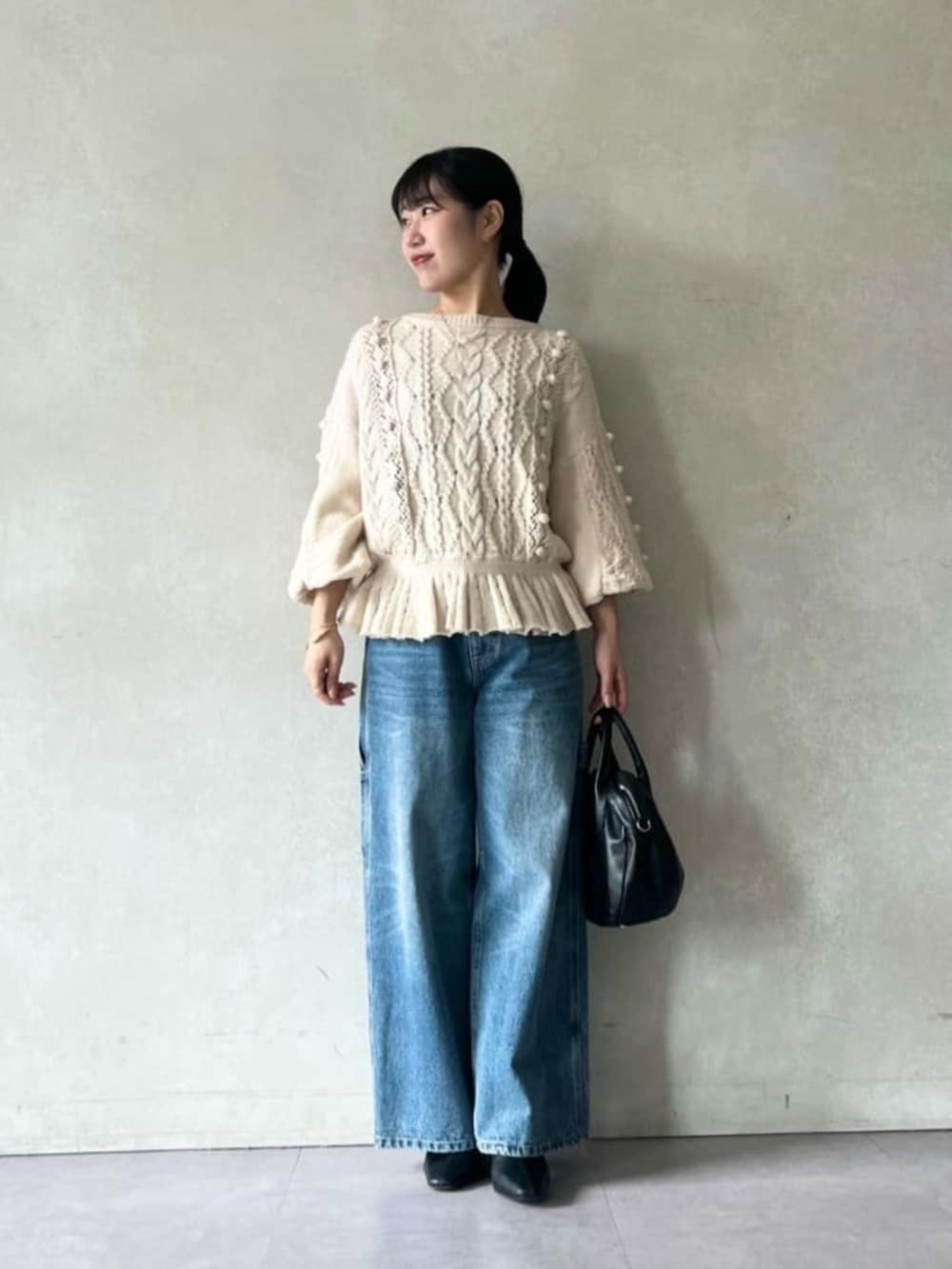 ブルー系のその他パンツ、ベージュ系のニット/セーターを着用したレディースの夏コーディネートの2枚目の写真