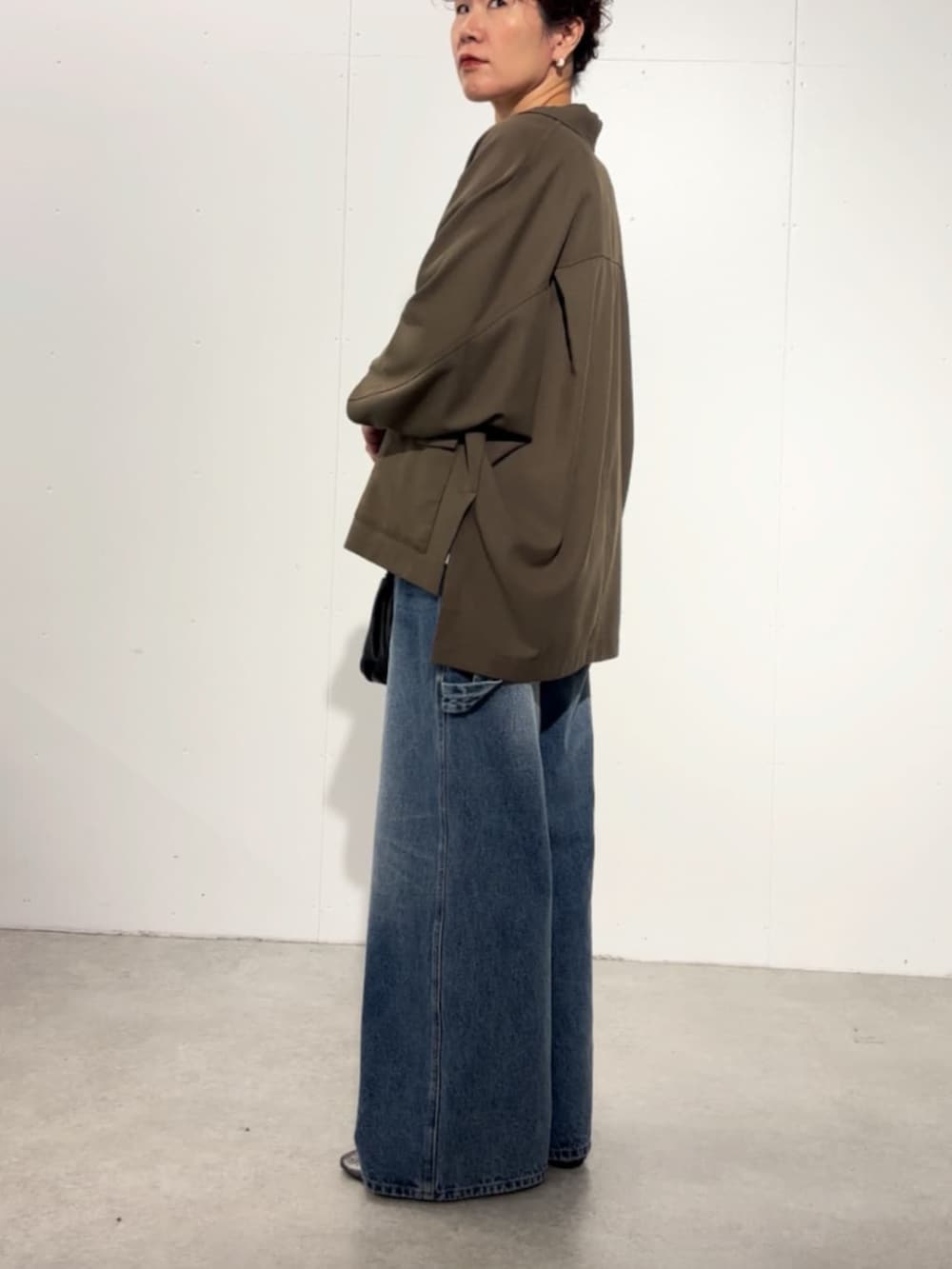 ホワイト系のタンクトップ、ブルー系のその他パンツ、ブラウン系のテーラードジャケットを着用したレディースの春コーディネートの6枚目の写真