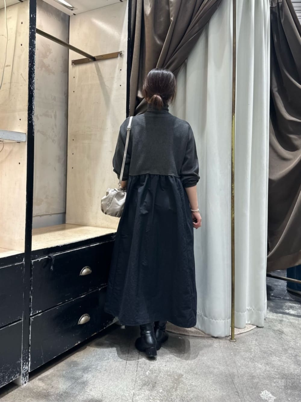 グレー系のワンピース、ブルー系のノーカラーコートを着用したレディースの冬コーディネートの6枚目の写真