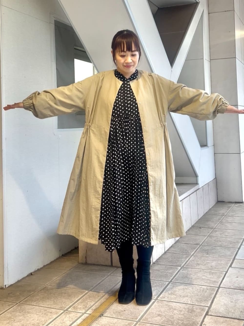 ベージュ系のその他アウター、ブラック系のワンピースを着用したレディースの冬コーディネートの8枚目の写真