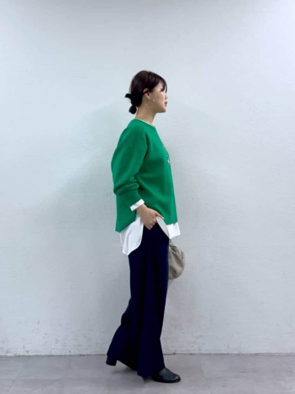 ブルー系のその他パンツ、グリーン系のニット/セーターを着用したレディースの秋コーディネートの7枚目の写真