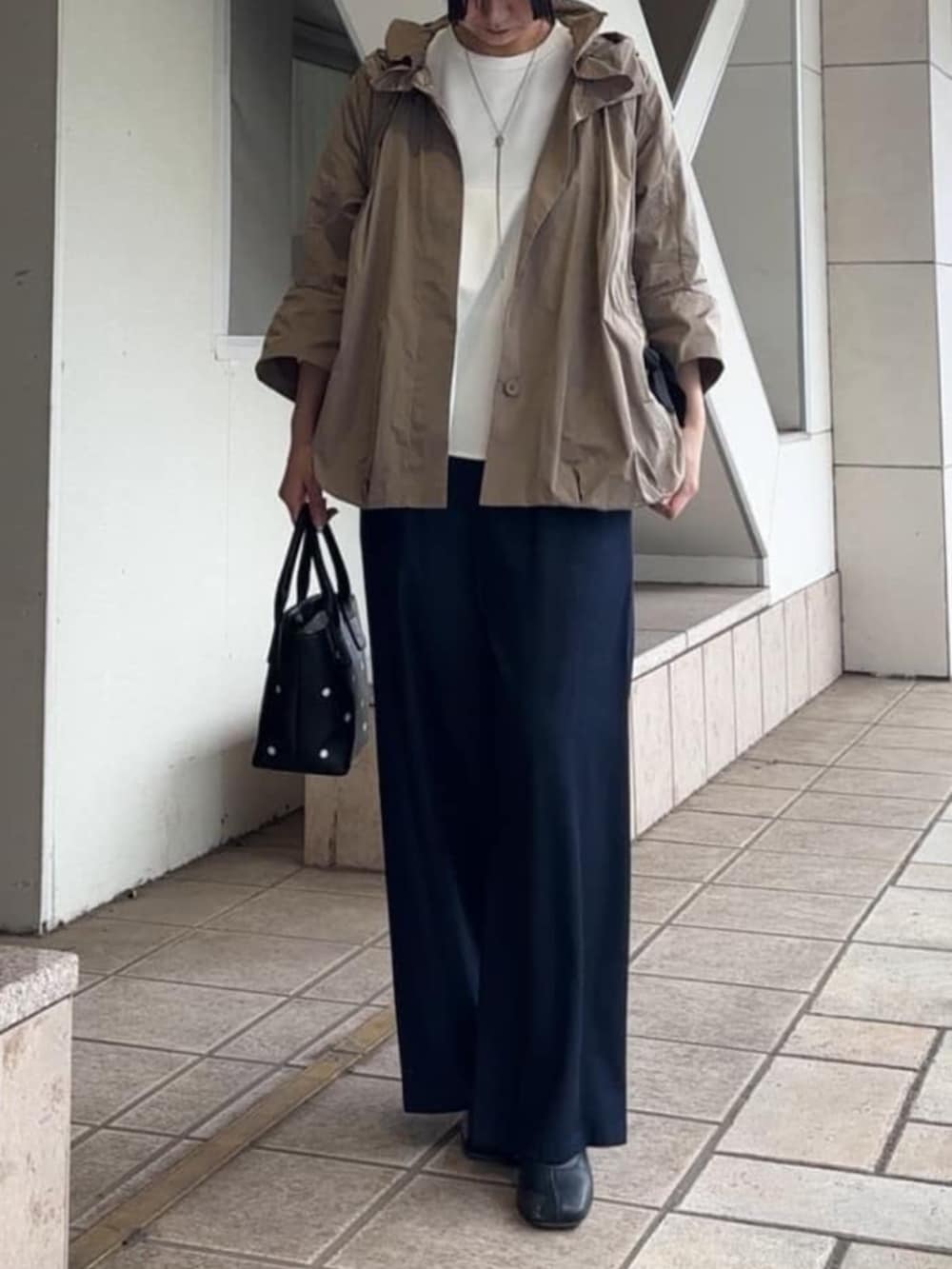 ブルー系のその他パンツ、ブラウン系のブルゾン、ホワイト系のTシャツ/カットソーを着用したレディースの冬コーディネートの4枚目の写真