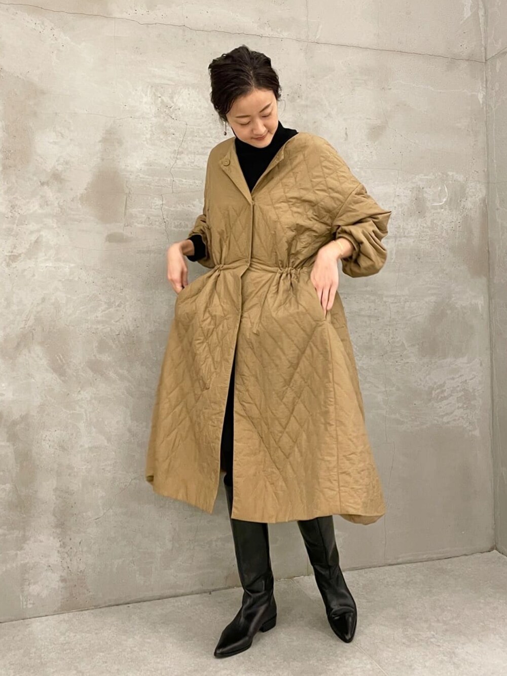 イエロー系のその他アウター、ブラック系のニット/セーター、ブラック系のその他シューズを着用したレディースの秋コーディネートの3枚目の写真