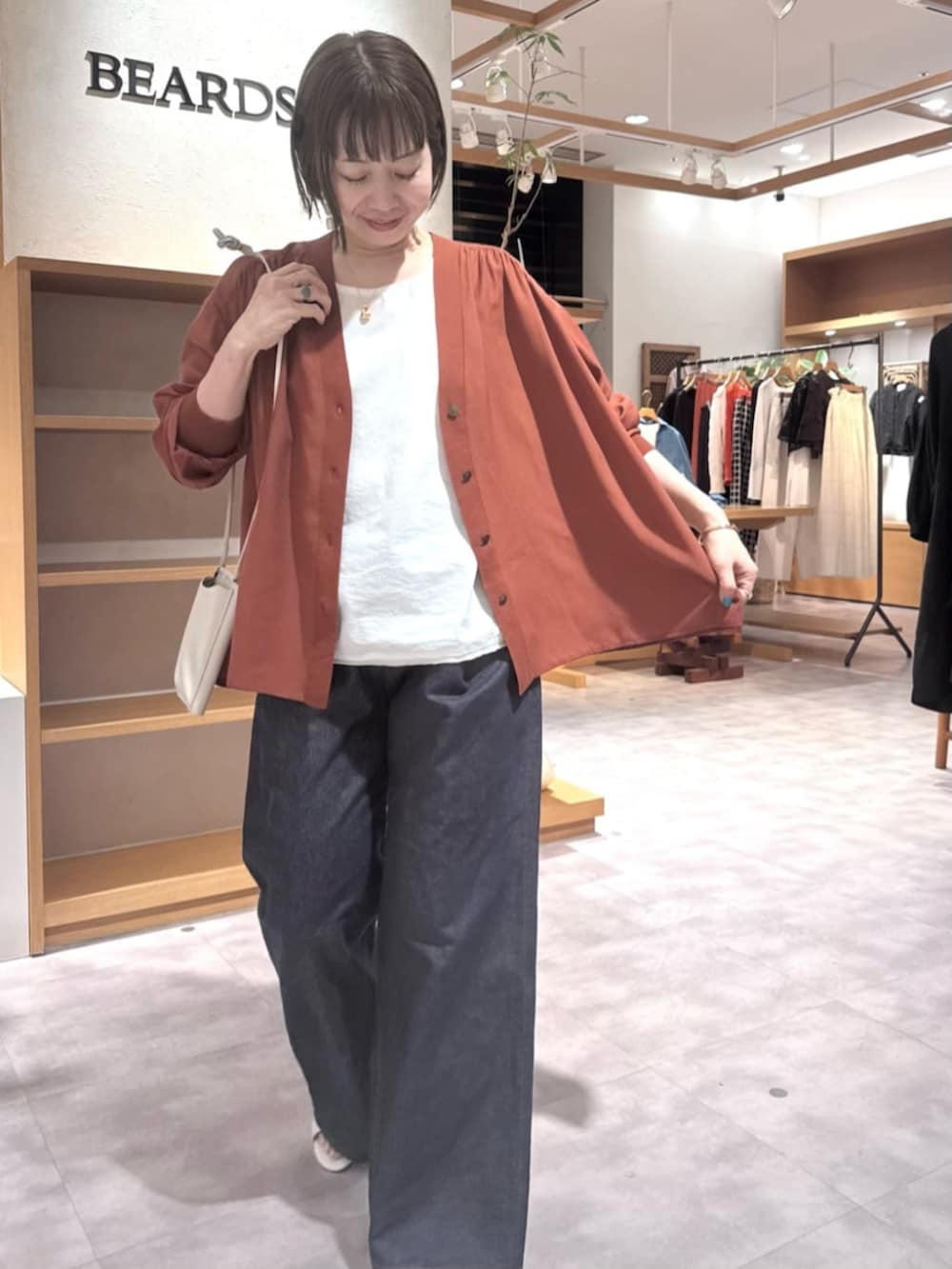 ホワイト系のシャツ/ブラウス、レッド系のシャツ/ブラウス、ブルー系のその他パンツを着用したレディースの春コーディネートの7枚目の写真
