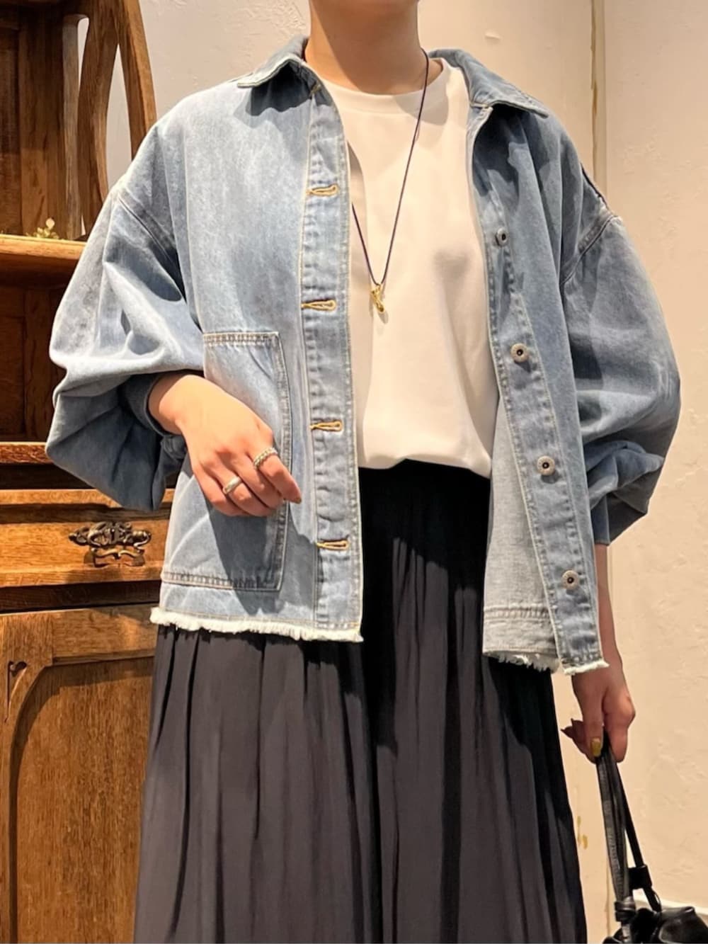 ブルー系のデニムジャケット、ブラック系のその他パンツを着用したレディースの冬コーディネートの5枚目の写真