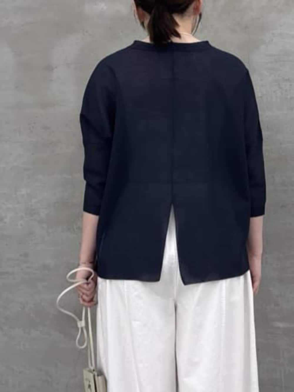 ホワイト系のショルダーバッグ、ホワイト系のサンダル、ホワイト系のその他パンツを着用したレディースの春コーディネートの6枚目の写真