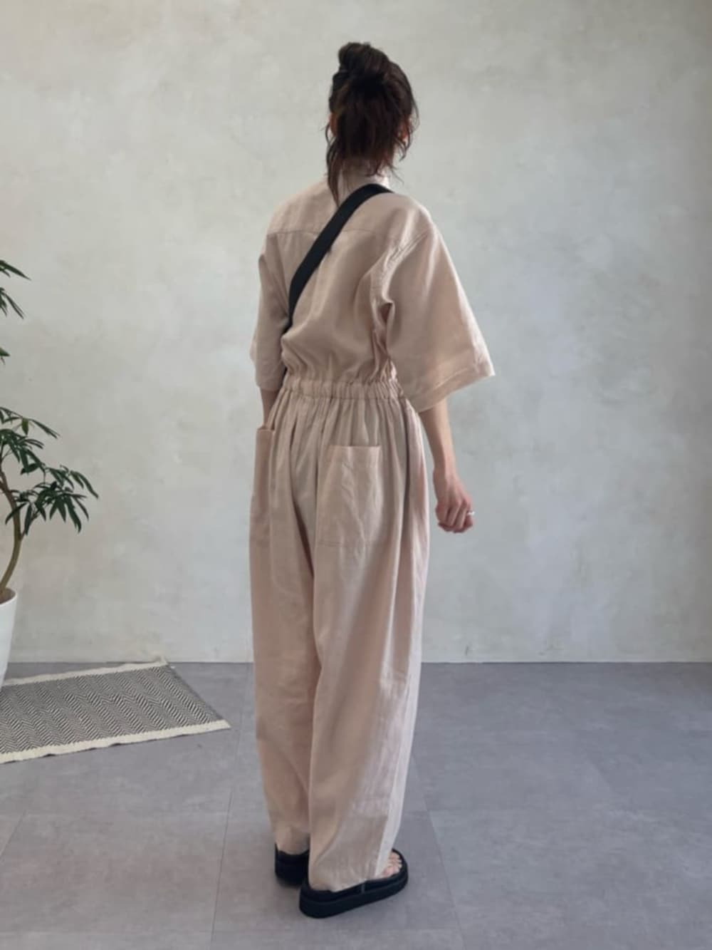 ブラック系のショルダーバッグ、ピンク系のサロペット/オーバーオールを着用したレディースの春コーディネートの5枚目の写真