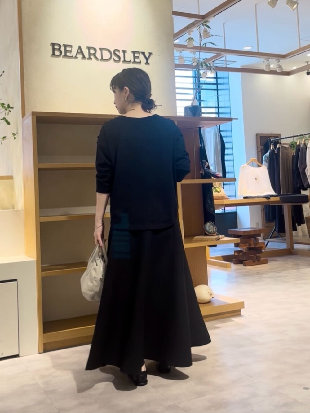 ブラック系のTシャツ/カットソー、ブラック系のスカートを着用したレディースの夏コーディネートの3枚目の写真