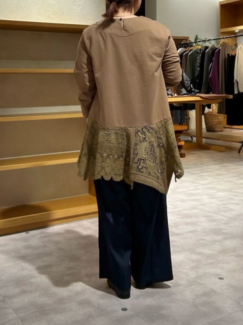 ブラウン系のTシャツ/カットソーを着用したレディースの冬コーディネートの8枚目の写真