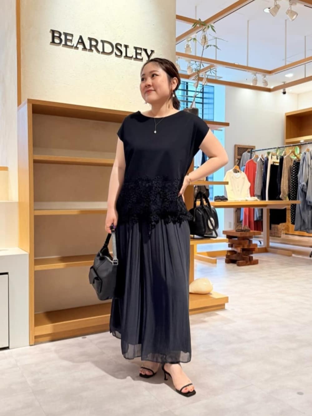 ブラック系のその他パンツ、ブラック系のTシャツ/カットソーを着用したレディースの春コーディネートの4枚目の写真