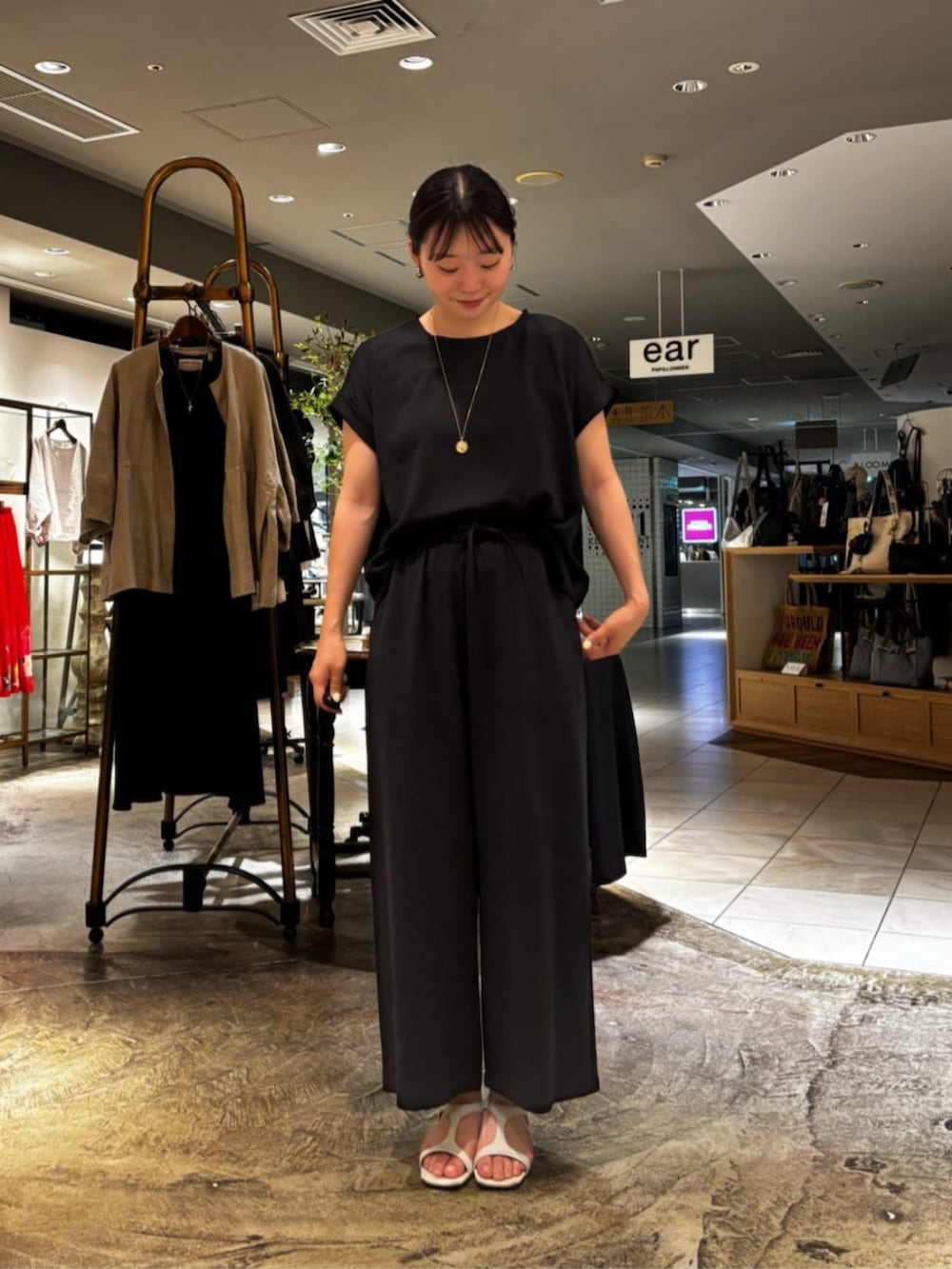 ブルー系のシャツ/ブラウス、ブルー系のその他パンツを着用したレディースの春コーディネートの2枚目の写真