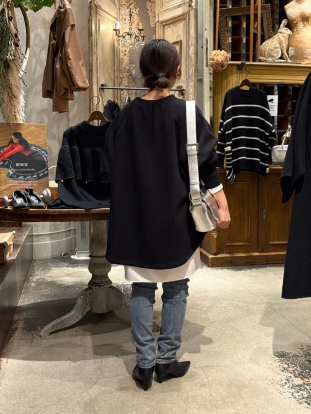 ブルー系のデニムパンツ、ホワイト系のシャツ/ブラウス、ブルー系のTシャツ/カットソーを着用したレディースの冬コーディネートの5枚目の写真