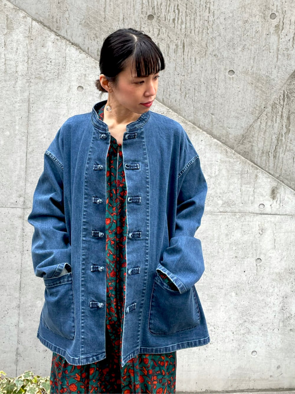 ブルー系のブルゾン、グリーン系のワンピース、ホワイト系のスニーカーを着用したレディースの冬コーディネートの3枚目の写真