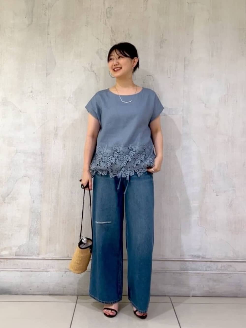 ブルー系のその他パンツ、ブルー系のシャツ/ブラウスを着用したレディースの夏コーディネートの6枚目の写真