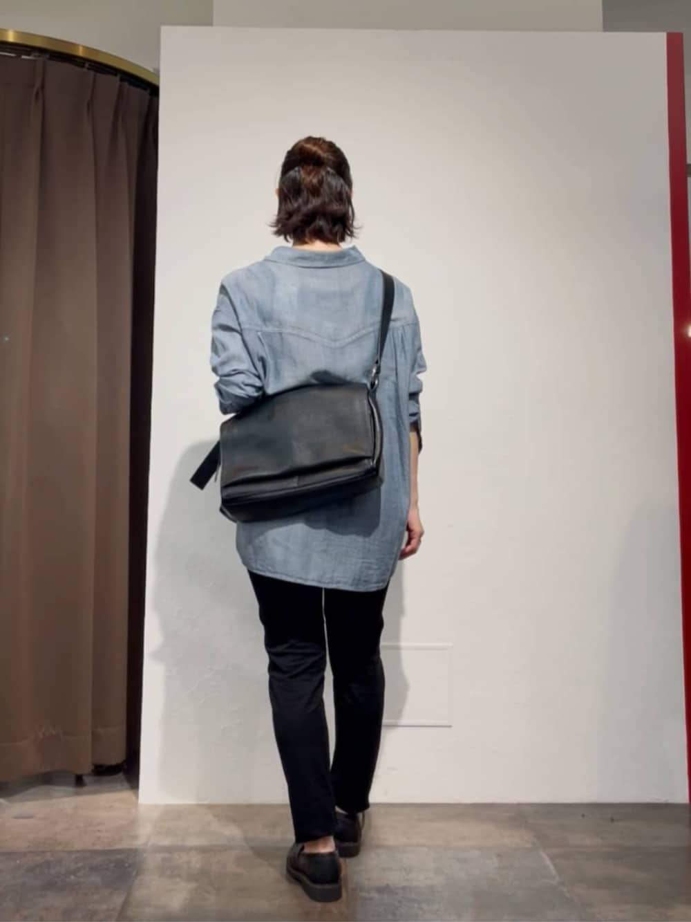 ブルー系のシャツ/ブラウス、ブラック系のその他パンツ、ブラック系のローファーを着用したレディースの春コーディネートの3枚目の写真