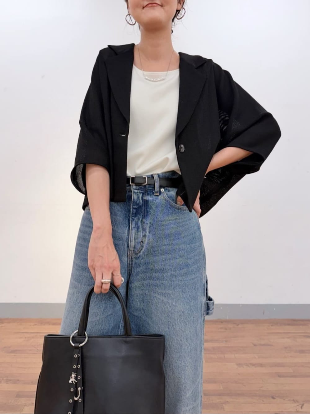 ブルー系のその他パンツ、ブラック系のテーラードジャケット、ブラック系のトートバッグを着用したレディースの夏コーディネートの4枚目の写真