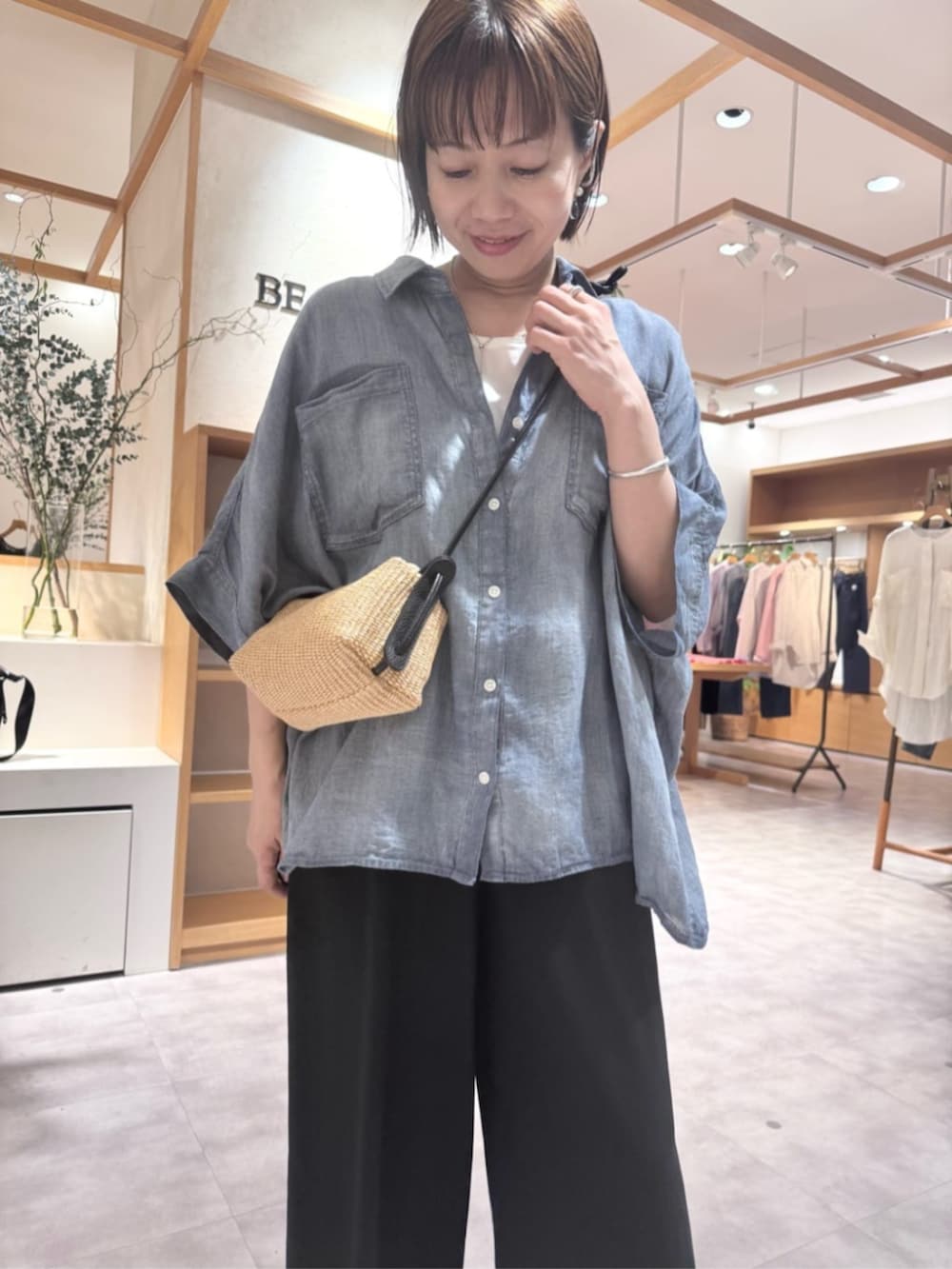 ブラック系のその他パンツ、ブルー系のシャツ/ブラウスを着用したレディースの春コーディネートの3枚目の写真