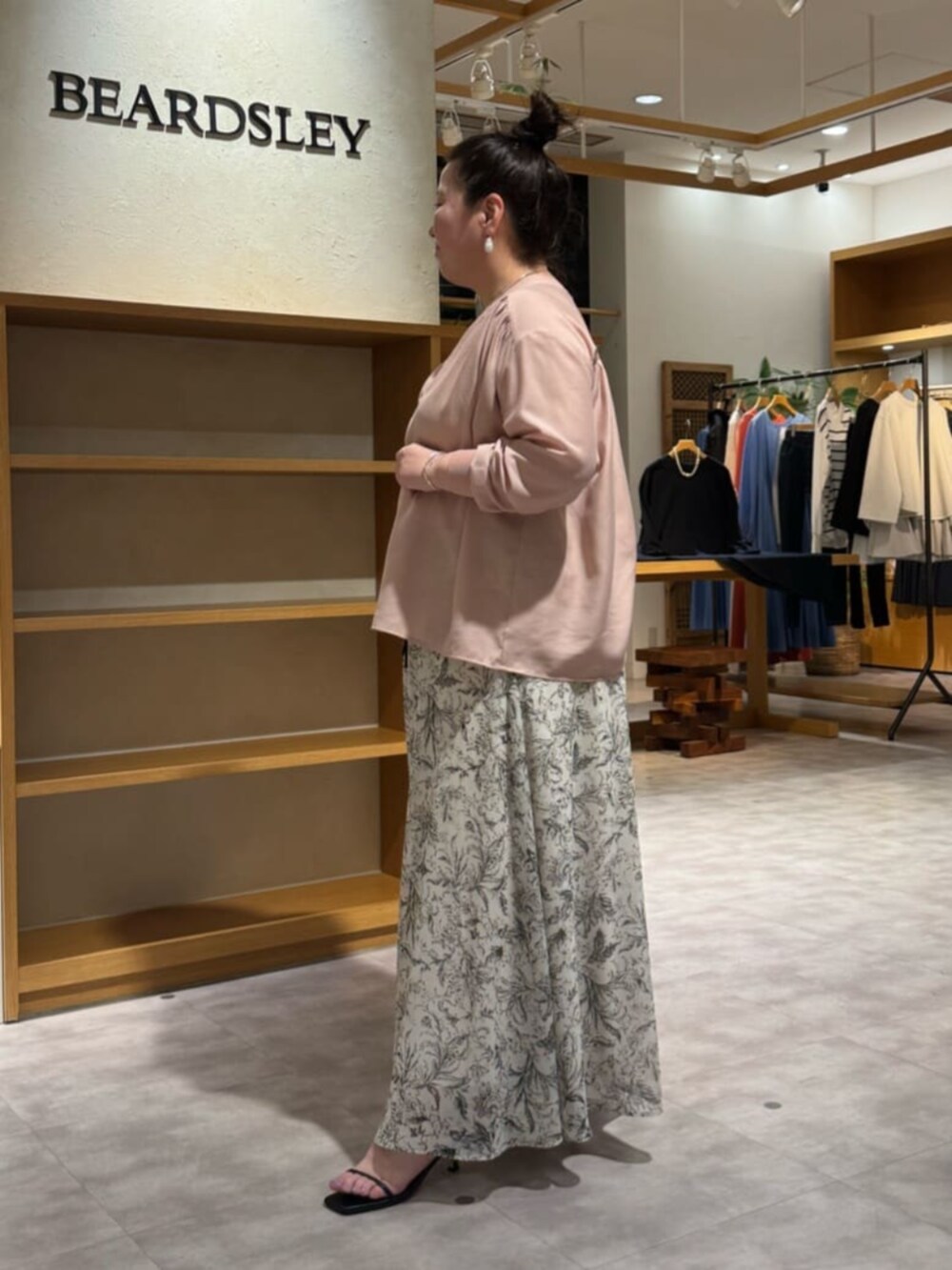 ピンク系のシャツ/ブラウス、ベージュ系のその他パンツを着用したレディースの冬コーディネートの2枚目の写真