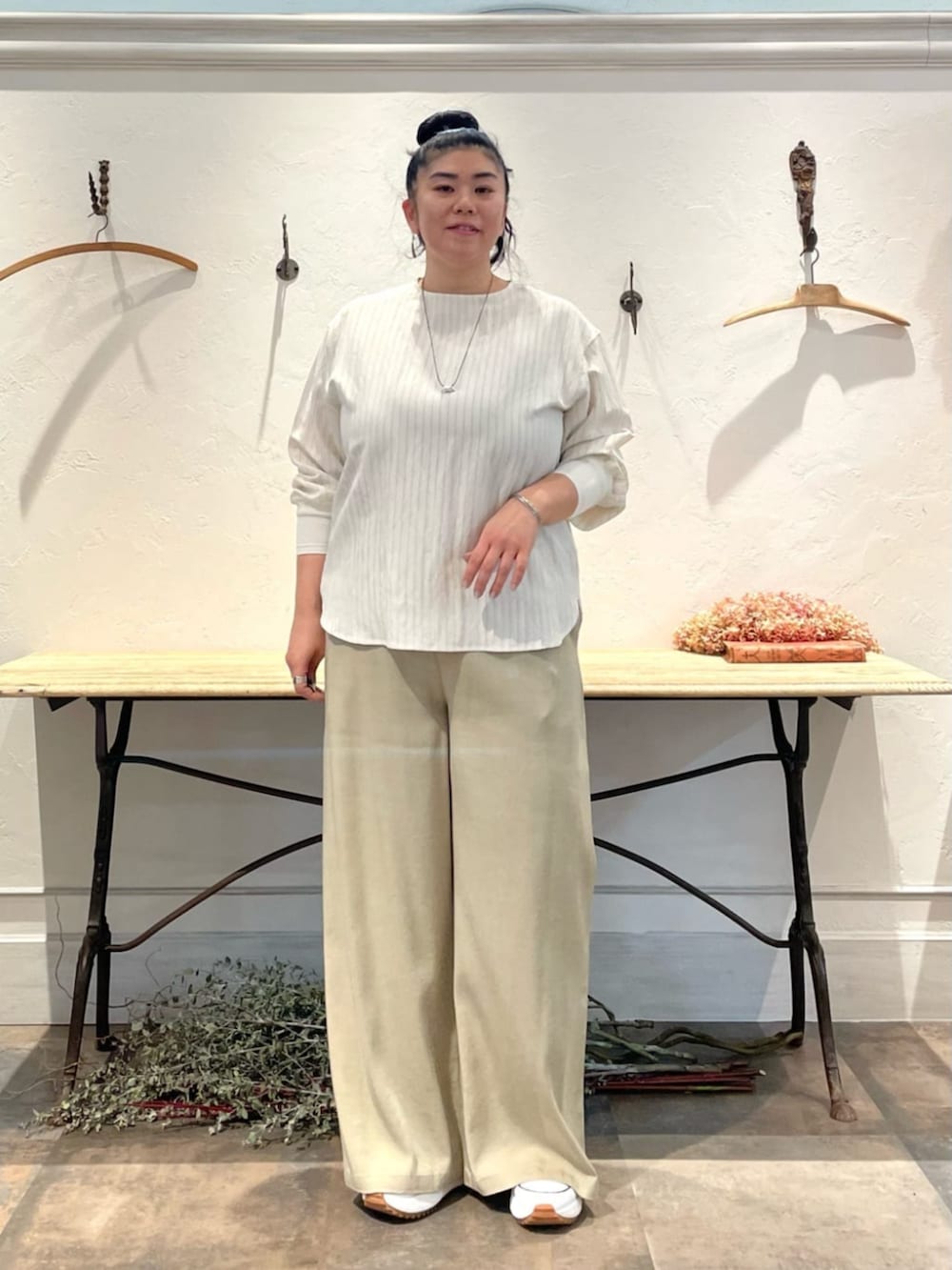 ブラック系のボストンバッグ、ベージュ系のその他パンツ、ブラック系のピーコートを着用したレディースの冬コーディネートの4枚目の写真