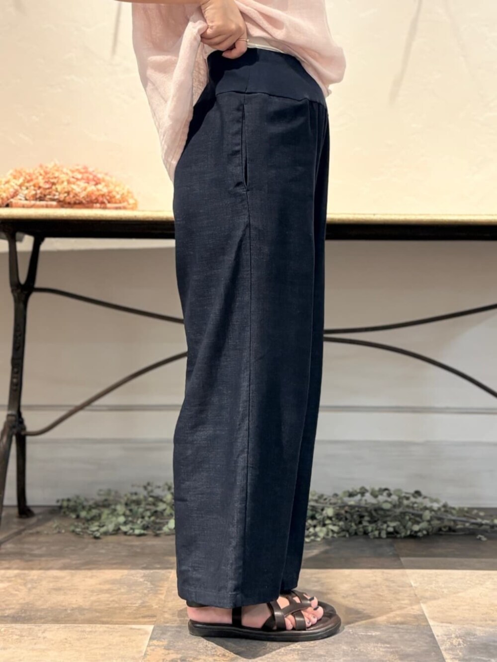 ブルー系のその他パンツ、ピンク系のシャツ/ブラウスを着用したレディースの春コーディネートの8枚目の写真