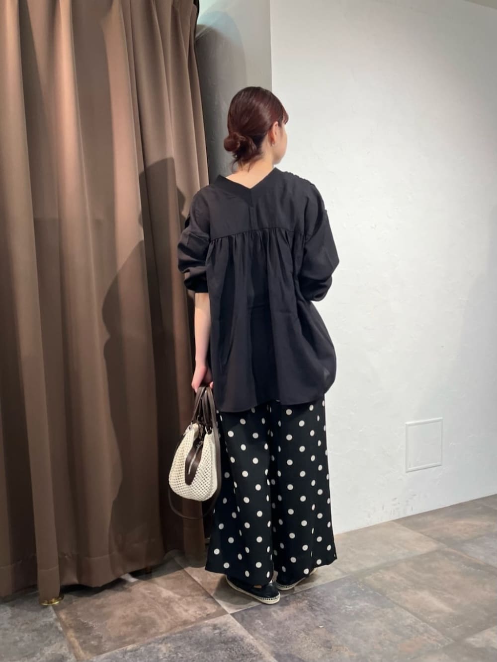 ブラック系のその他パンツ、ブラック系のシャツ/ブラウスを着用したレディースの春コーディネートの4枚目の写真