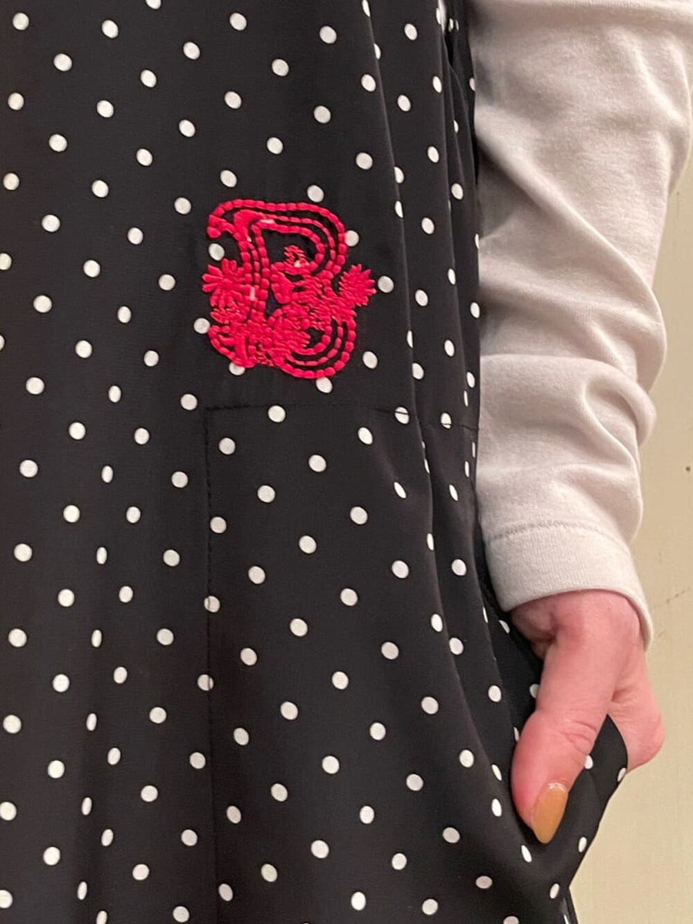 ブラック系のワンピース、ベージュ系のTシャツ/カットソー、ブラック系のトートバッグを着用したレディースの冬コーディネートの4枚目の写真