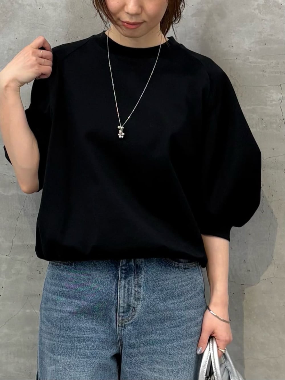 ブルー系のその他パンツ、ブラック系のTシャツ/カットソー、レッド系のチャームを着用したレディースの冬コーディネートの5枚目の写真