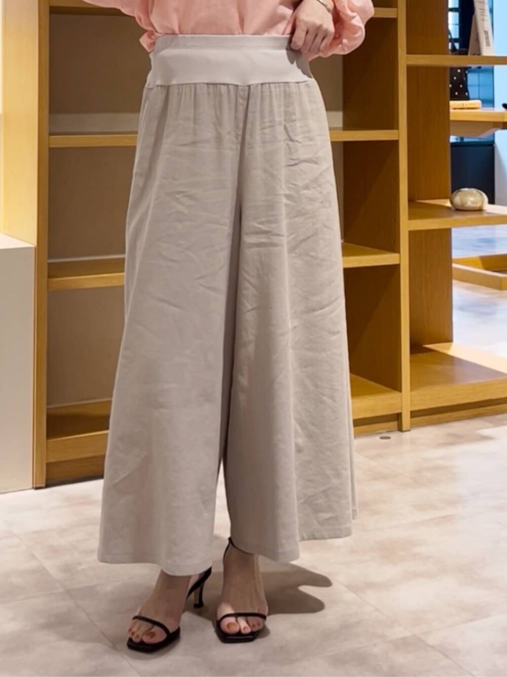 ホワイト系のシャツ/ブラウス、グレー系のその他パンツ、グレー系のその他アウターを着用したレディースの春コーディネートの10枚目の写真