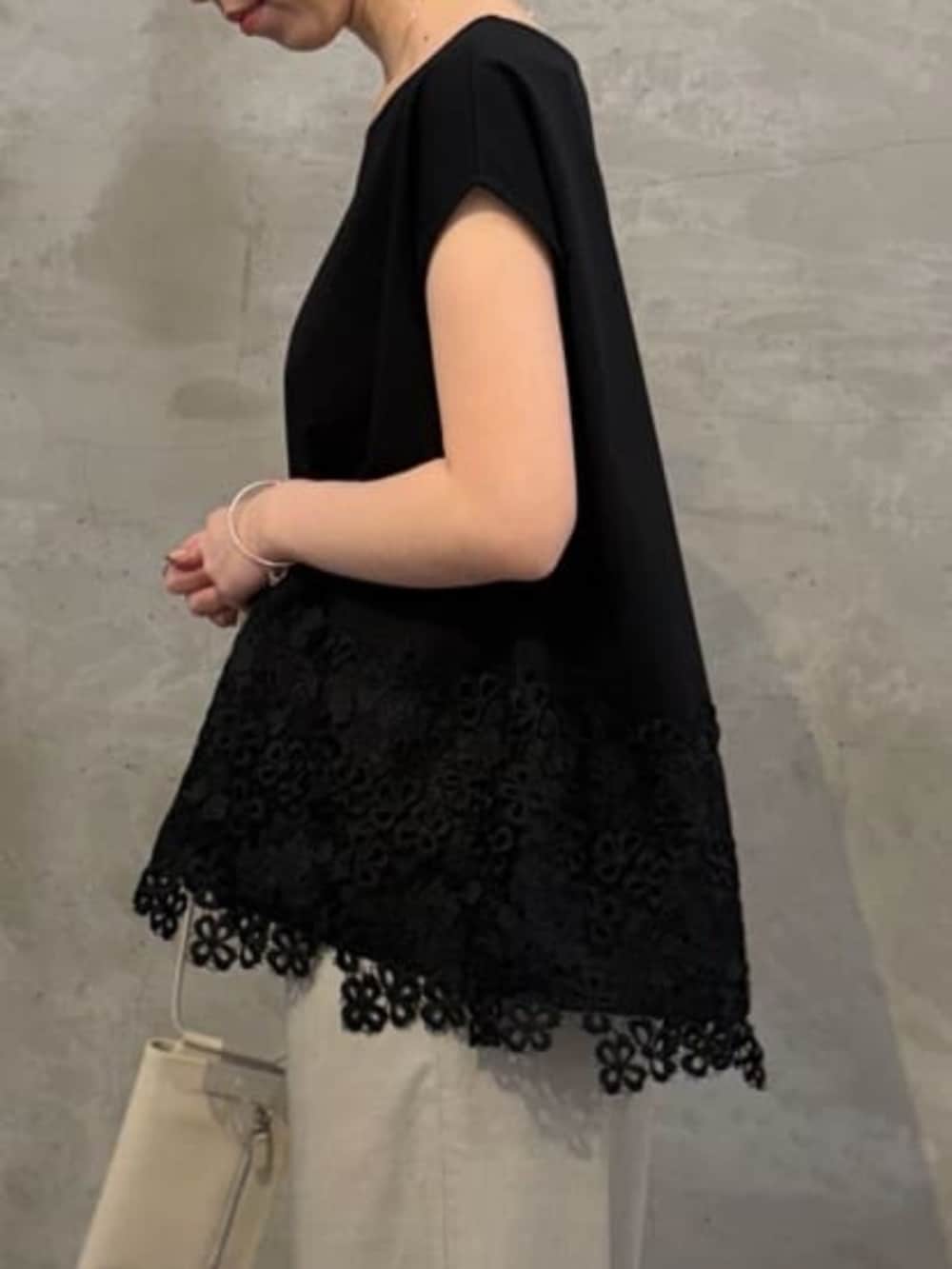 ホワイト系のショルダーバッグ、グレー系のその他パンツ、ブラック系のTシャツ/カットソーを着用したレディースの春コーディネートの5枚目の写真