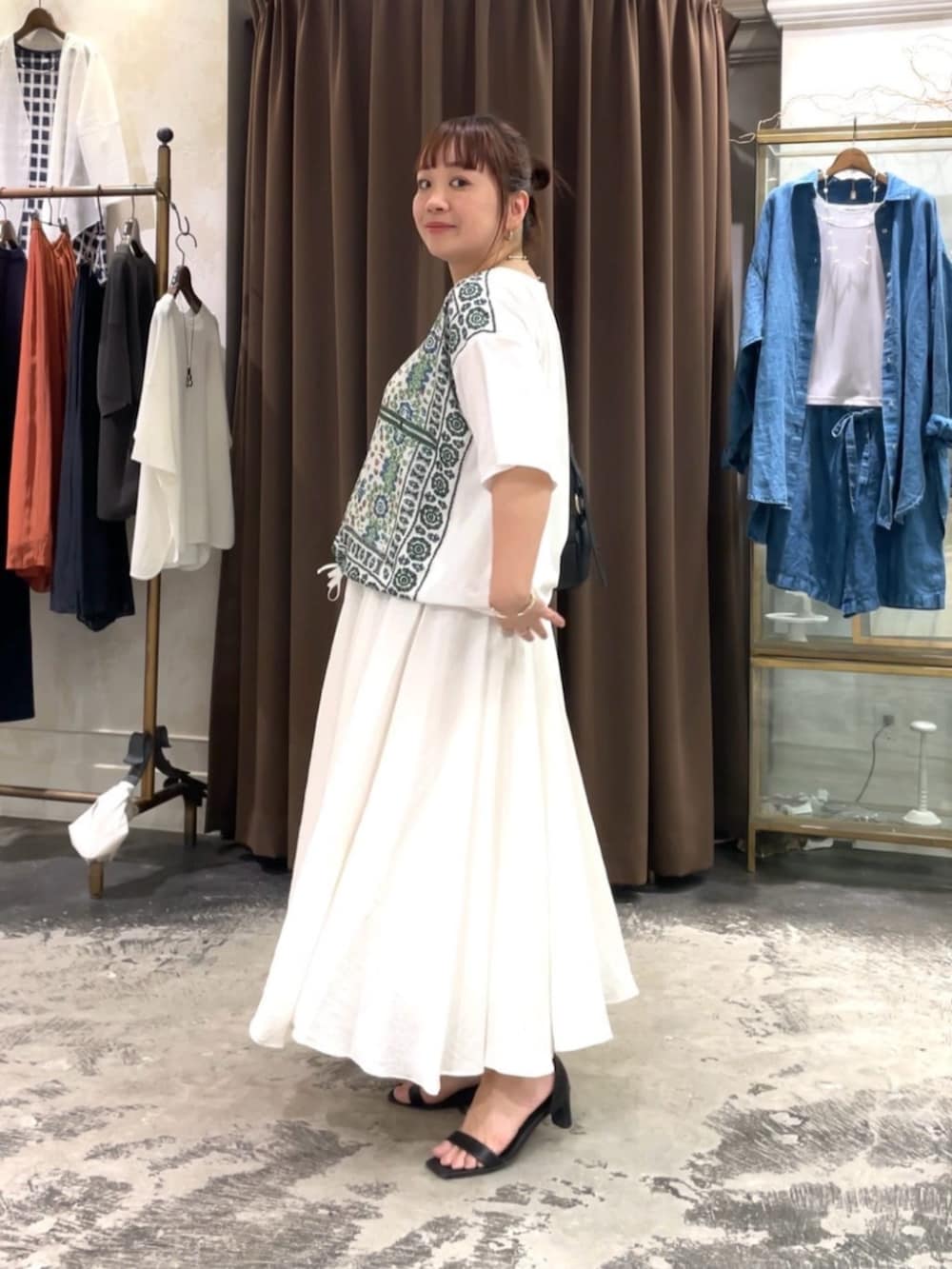 ホワイト系のスカート、ホワイト系のTシャツ/カットソーを着用したレディースの春コーディネートの3枚目の写真