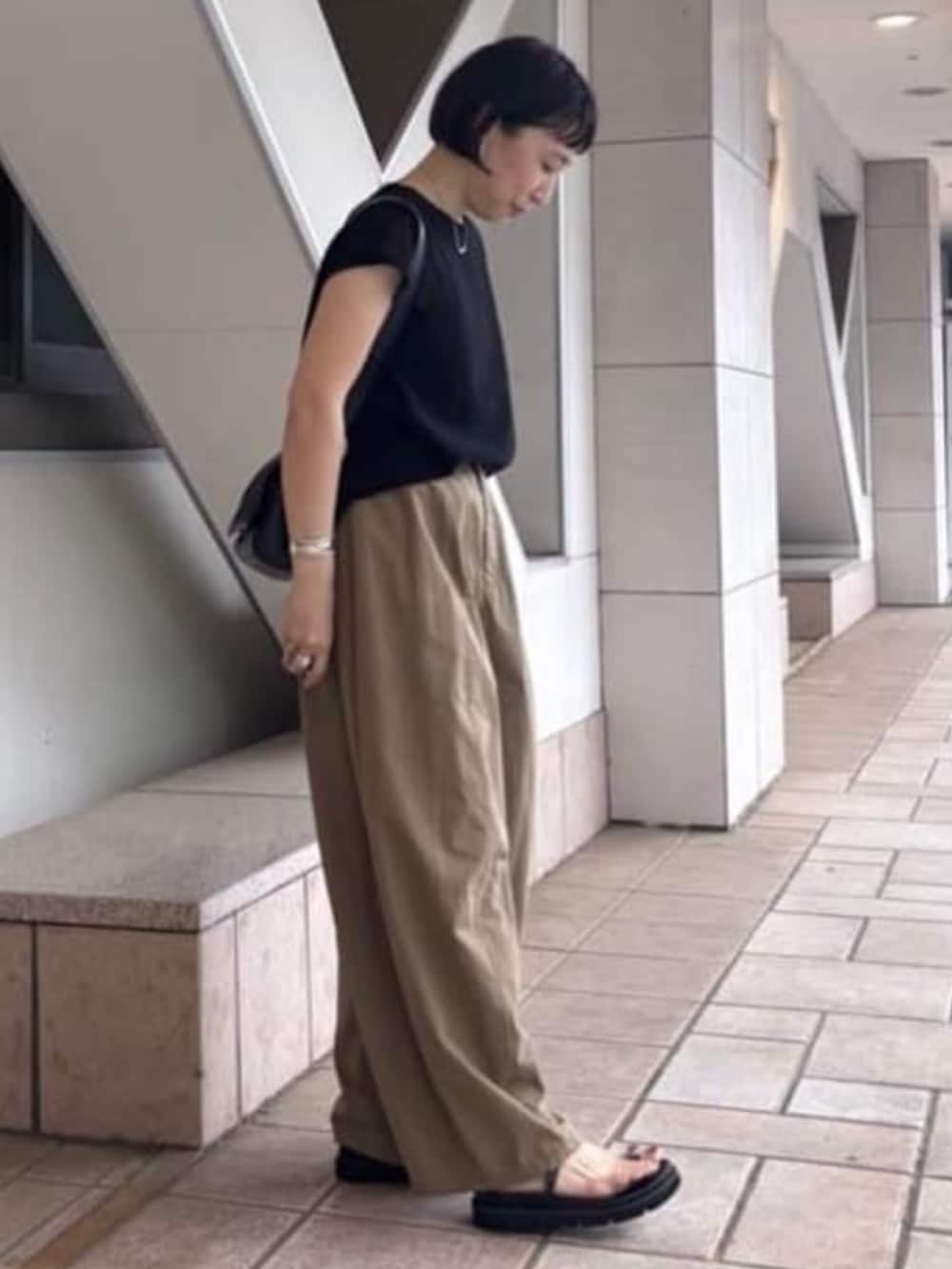 ブラック系のニット/セーターを着用したレディースの夏コーディネートの2枚目の写真
