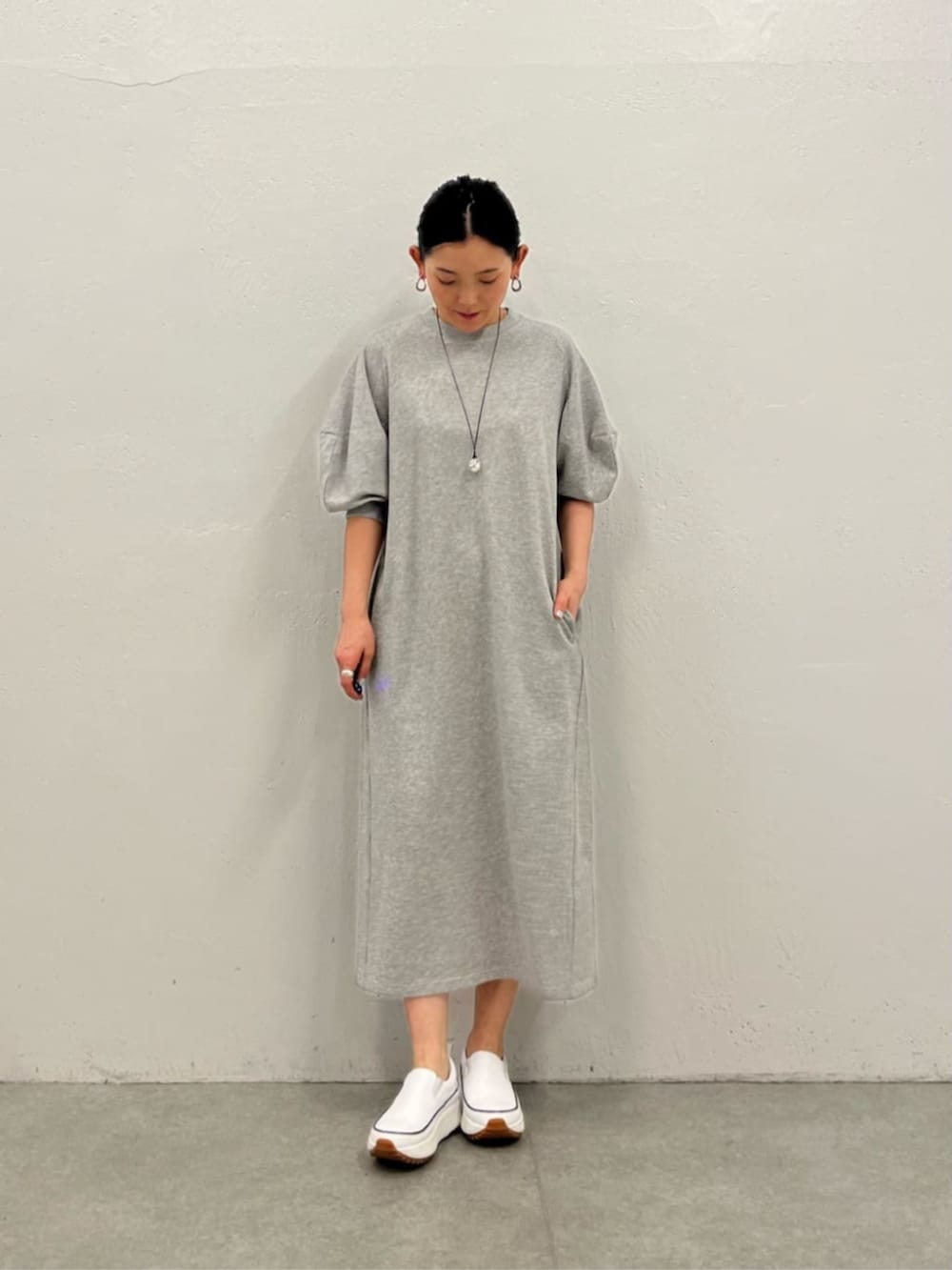 ブラック系のショルダーバッグ、グレー系のワンピース、シルバー系のリングを着用したレディースの冬コーディネートの4枚目の写真