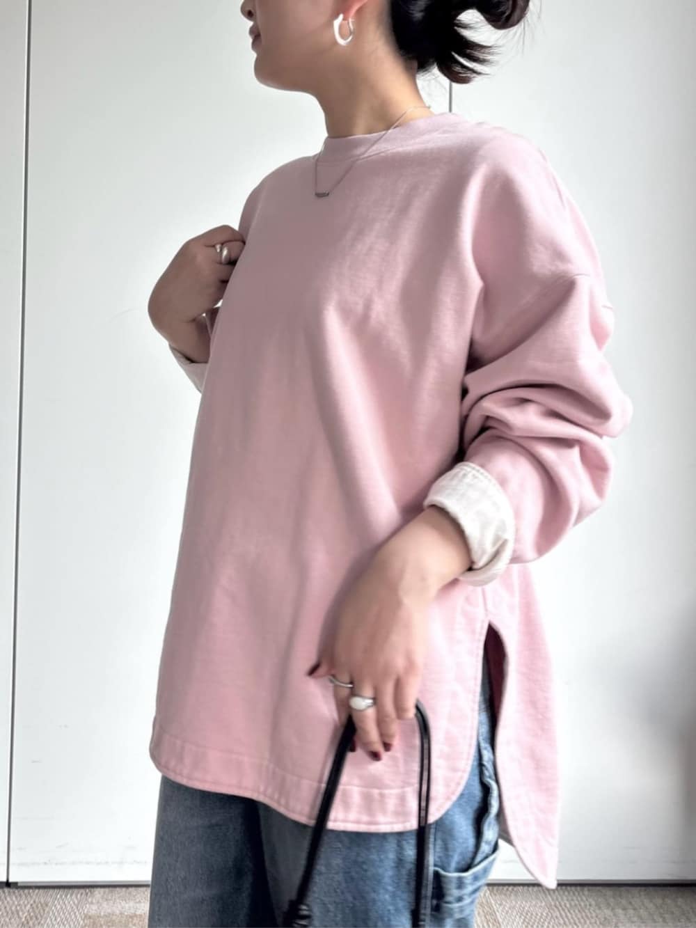 ピンク系のTシャツ/カットソーを着用したレディースの冬コーディネートの5枚目の写真