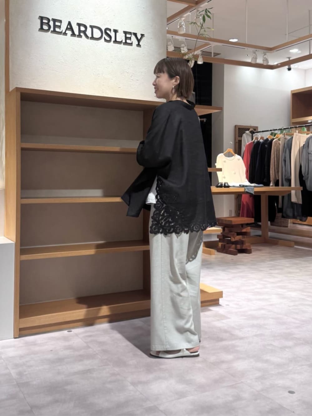 グレー系のその他パンツ、ブラック系のシャツ/ブラウスを着用したレディースの春コーディネートの2枚目の写真