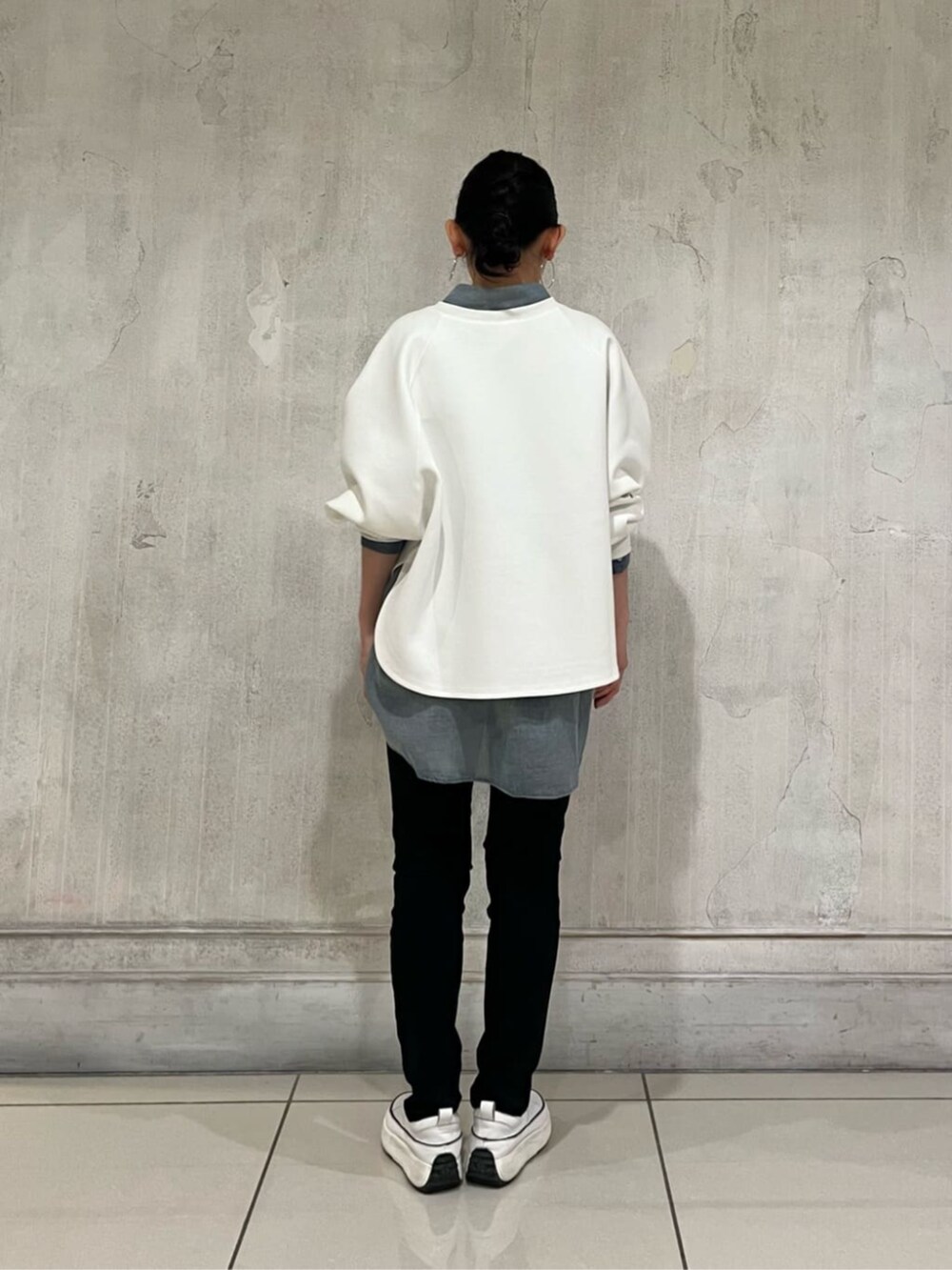 ブルー系のシャツ/ブラウス、ホワイト系のスニーカー、ホワイト系のTシャツ/カットソーを着用したレディースの冬コーディネートの5枚目の写真