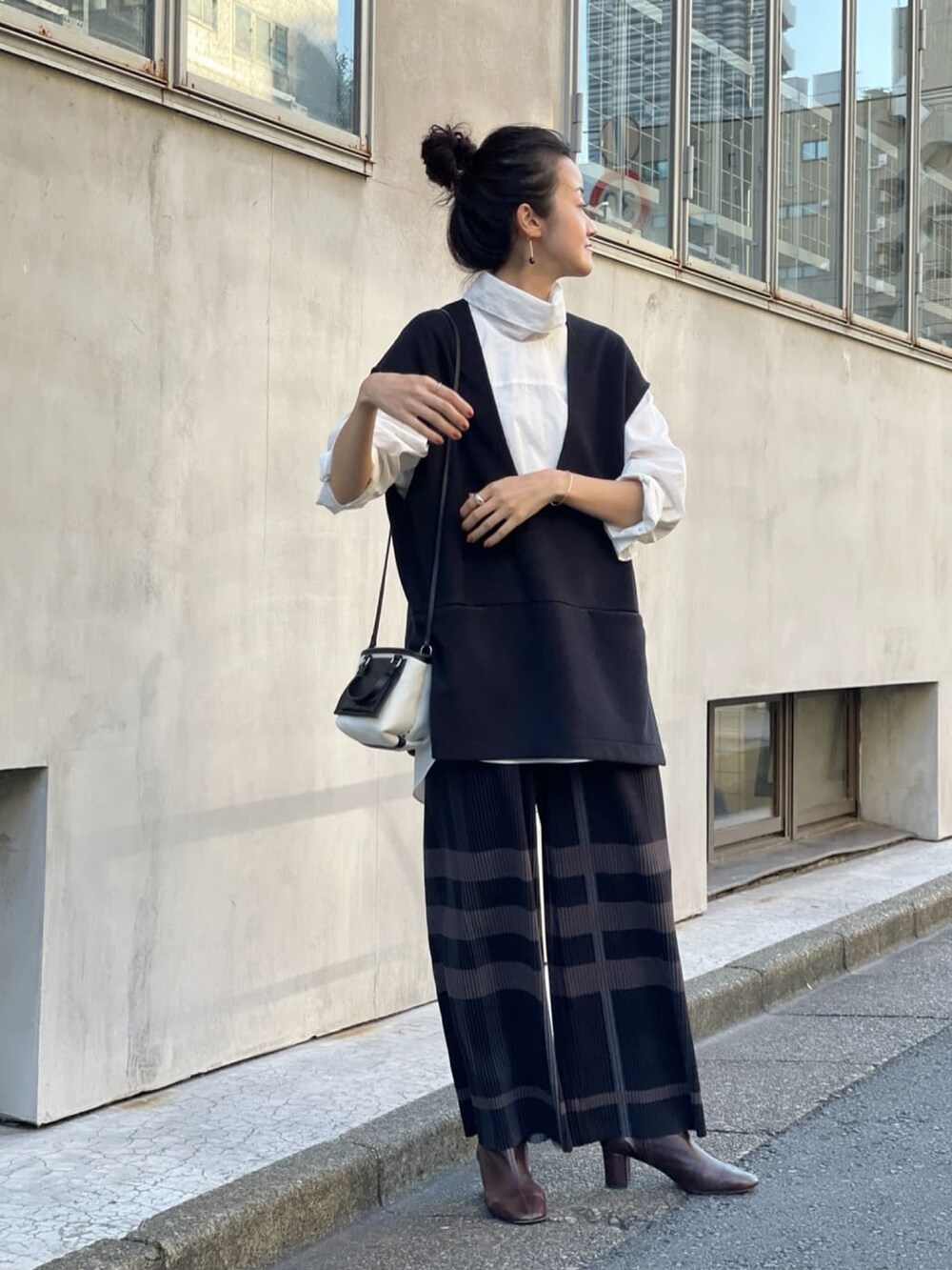 ブラウン系のその他アウター、ホワイト系のシャツ/ブラウス、ブラック系のTシャツ/カットソーを着用したレディースの秋コーディネートの3枚目の写真