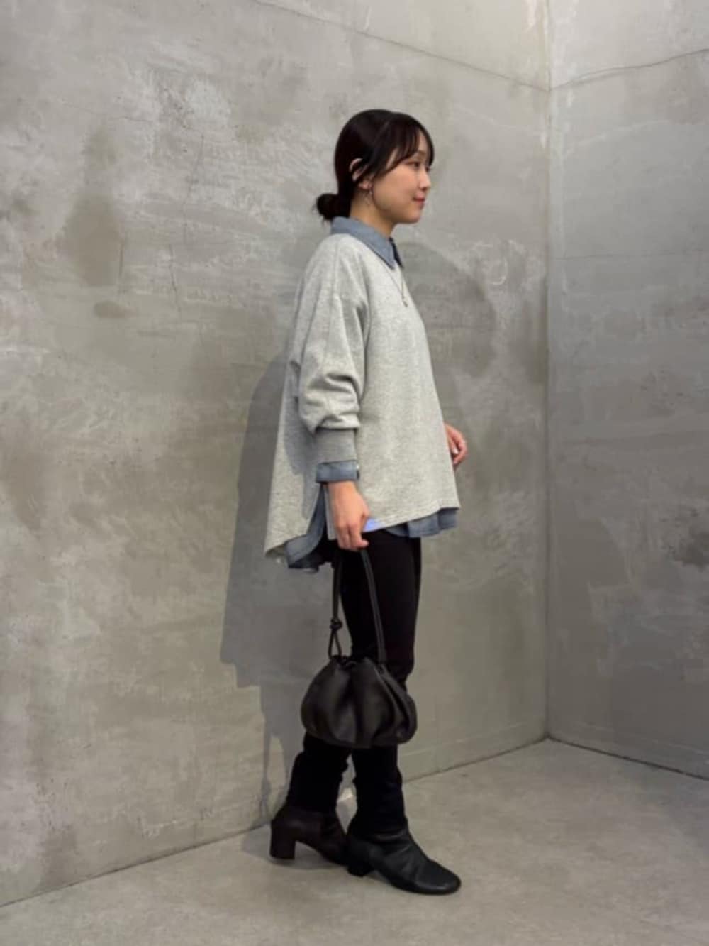 ブラック系のその他パンツ、ブルー系のシャツ/ブラウス、グレー系のTシャツ/カットソーを着用したレディースの夏コーディネートの4枚目の写真