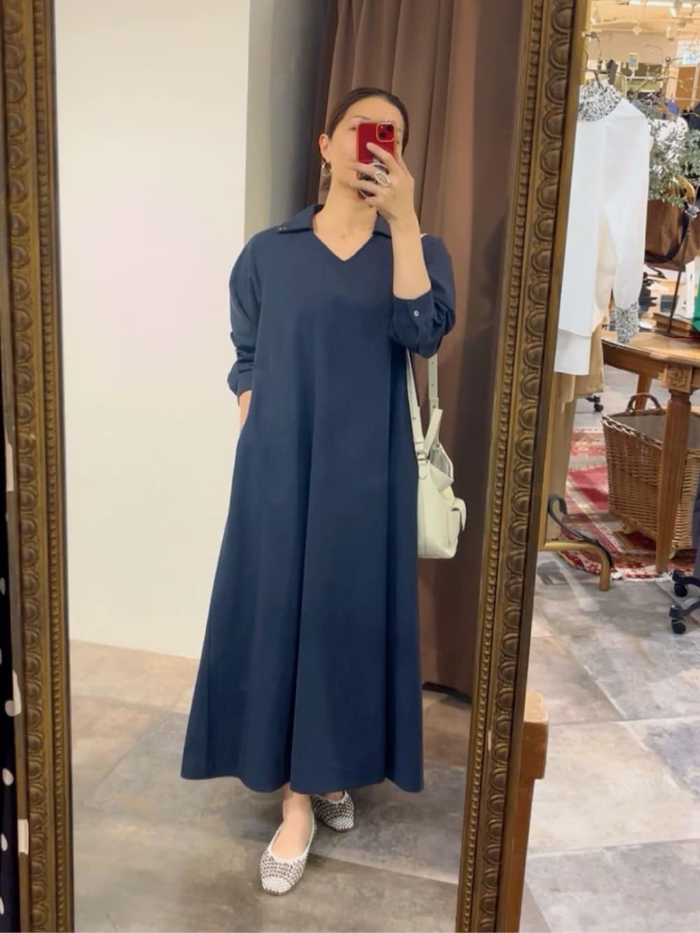 ホワイト系のトートバッグ、ブルー系のワンピースを着用したレディースの春コーディネートの4枚目の写真