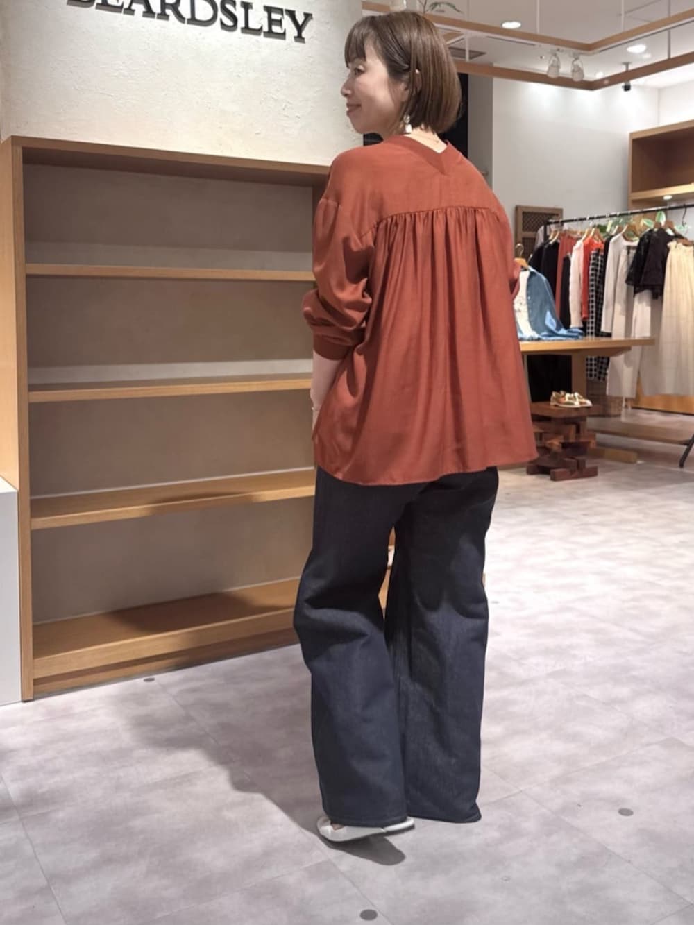 ホワイト系のシャツ/ブラウス、レッド系のシャツ/ブラウス、ブルー系のその他パンツを着用したレディースの春コーディネートの8枚目の写真