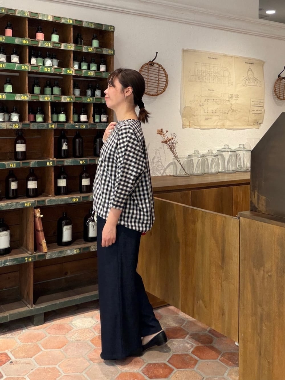 ブルー系のその他パンツ、ブラック系のシャツ/ブラウス、ホワイト系のトートバッグを着用したレディースの春コーディネートの4枚目の写真