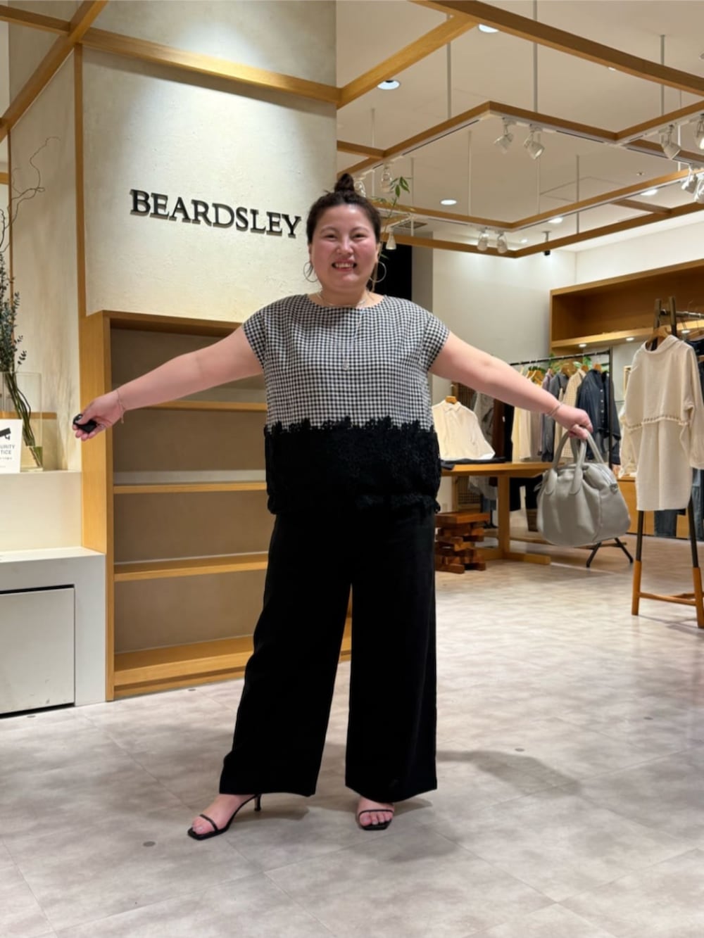 グレー系のボストンバッグ、ブラック系のその他パンツ、ブラック系のシャツ/ブラウスを着用したレディースの春コーディネートの4枚目の写真